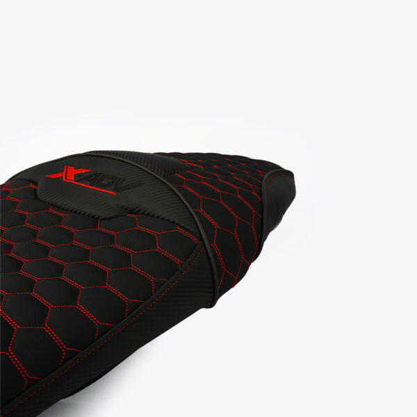 Siège moto en édition limitée avec surpiqûres rouges pour un style unique – Image 2