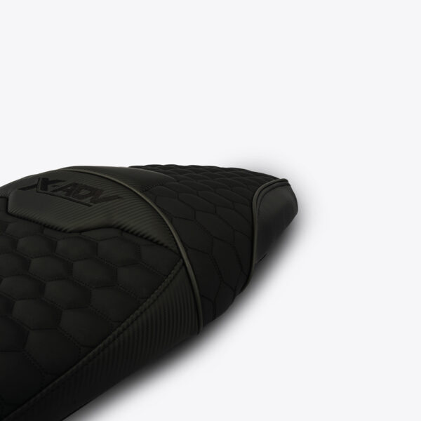 Siège moto en édition limitée avec surpiqûres noir pour un style unique – Image 2